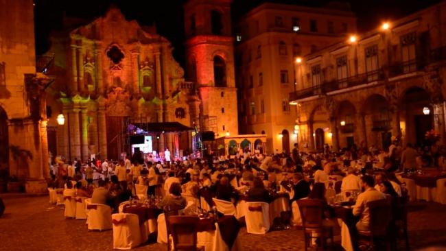 Una cena de fin de año en la Plaza de la Catedral de La Habana.